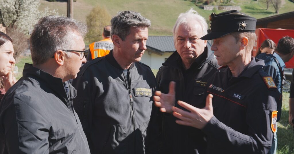 Fellner bei Waldbrand vor Ort: „Wir brauchen jeden Einzelnen“
